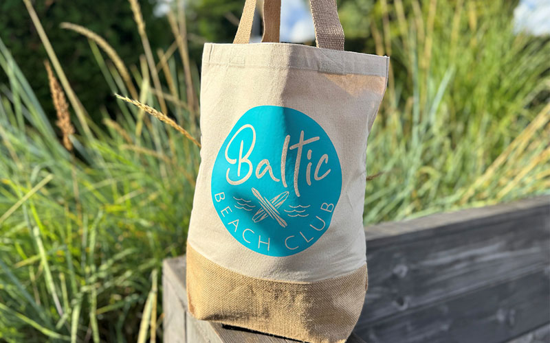 Strandtasche im maritimen Stil – perfekt für Kleinigkeiten.