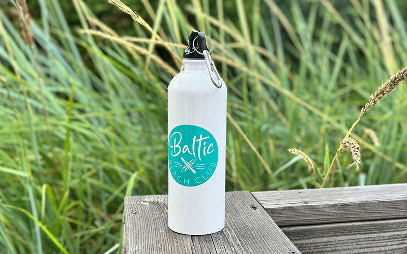 Alu Trinkflasche mit Karabiner - für coole Drinks und heiße Tage