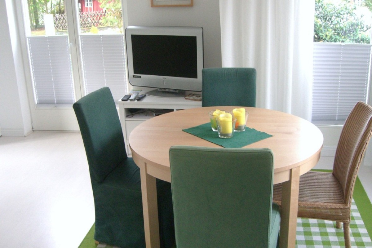 Ferienwohnung Glücksmomente Timmendorfer Strand - Essecke mit TV